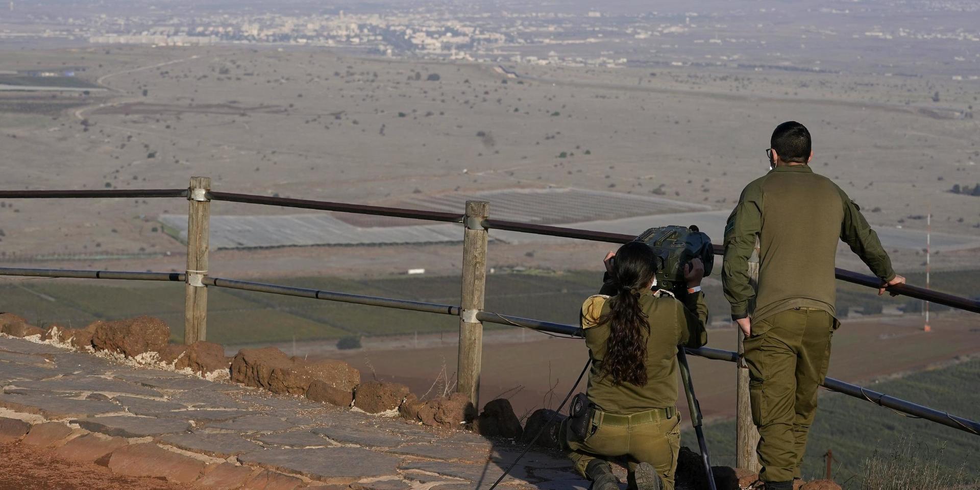 Israeliska soldater blickar mot Syrien, på andra sidan de facto-gränsen i Golanhöjderna.