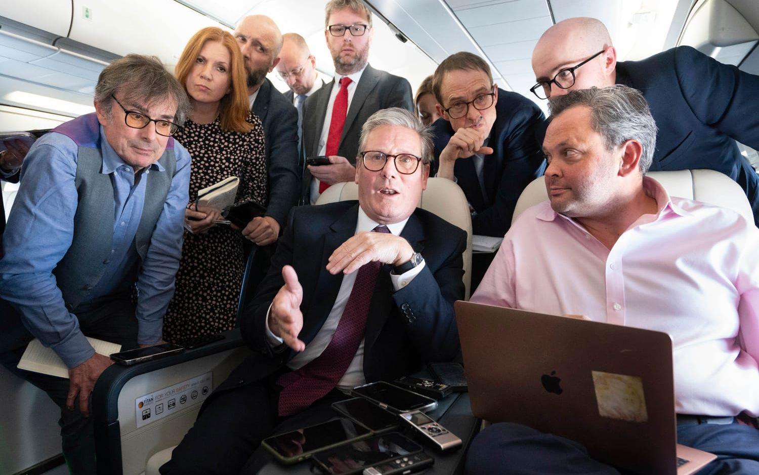 Keir Starmer ombord på sitt flygplan inför fredagens möte med president Joe Biden i Washington.
