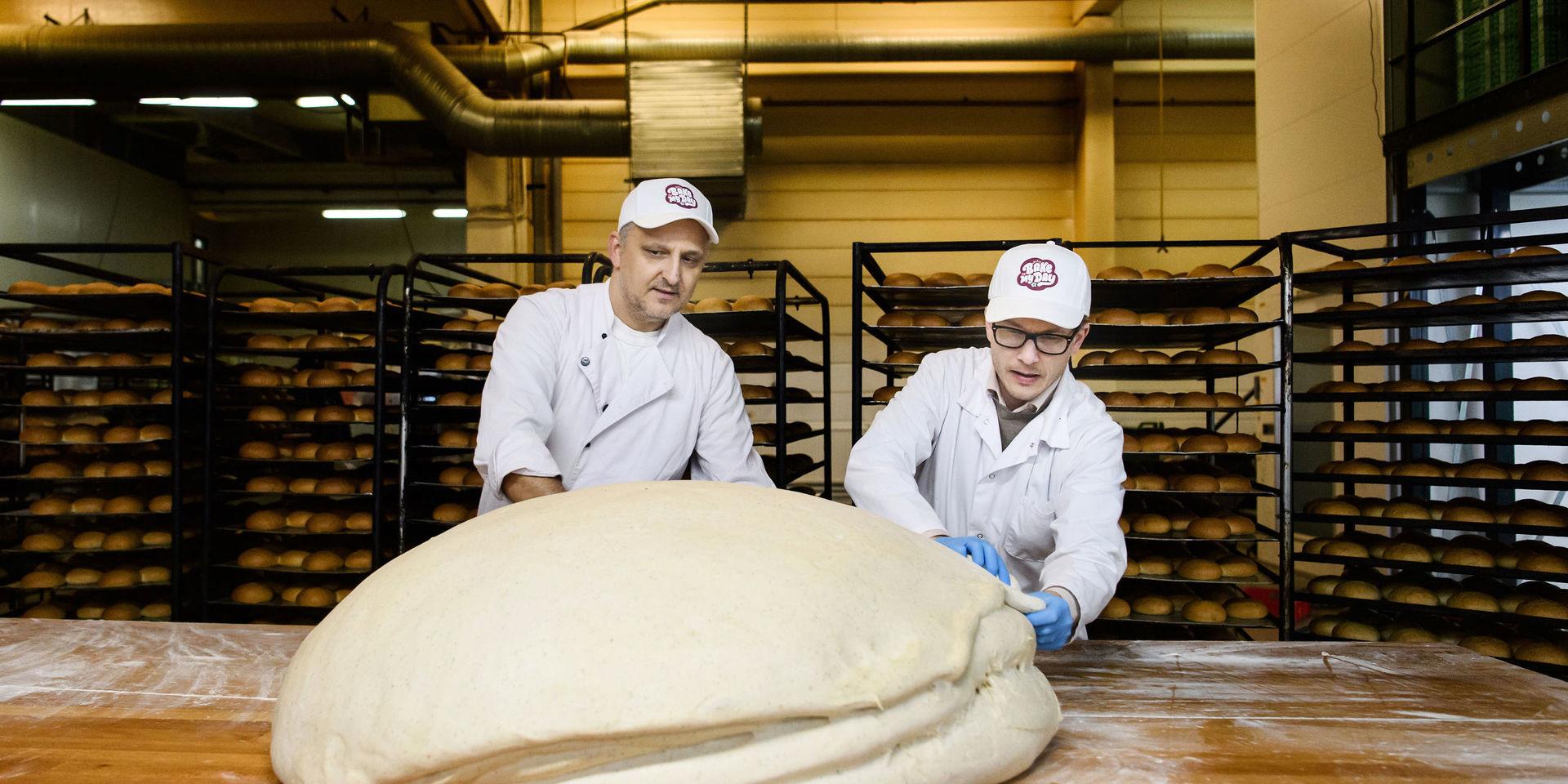 Världens största semla förbereds inför ett potentiellt världsrekord. Bogoljub Jovic och Daniel Granholm förbereder degen.