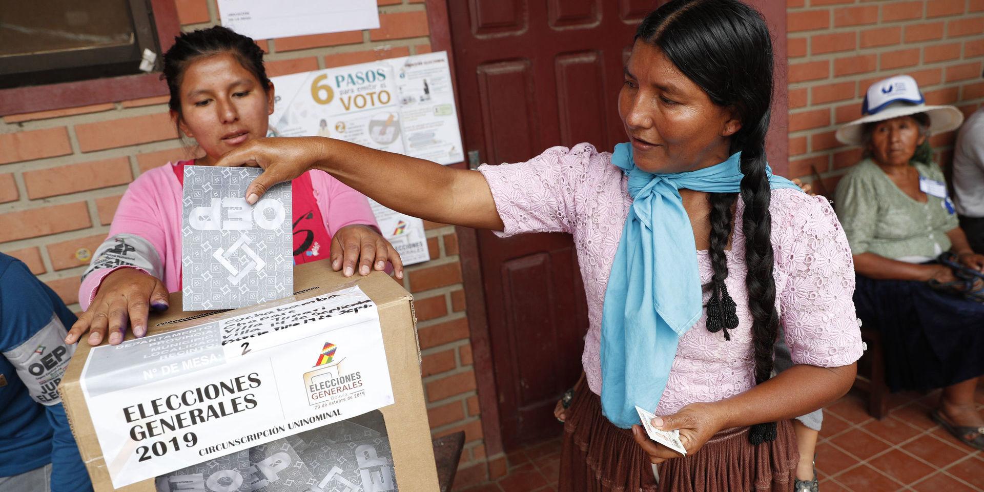 En kvinna röstar i byn Villa 14 de Septiembre i centrala Bolivia på söndagen. 