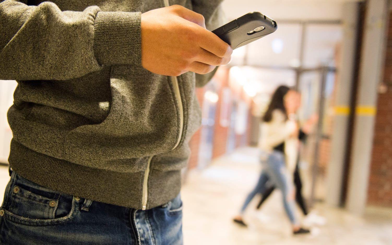 Pojkar lägger ofta ansvaret på tjejer när de utsätts för påtryckningar och skickar bilder trots att de inte vill, enligt ny rapport från barnrättsorganisationen Ecpat. Arkivbild.