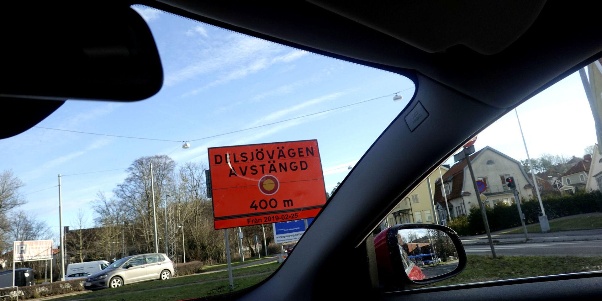 Vid Sankt Sigfridsplan har bilister mött en skylt som förkunnar att Delsjövägen är avstängd. Nu öppnar den igen.