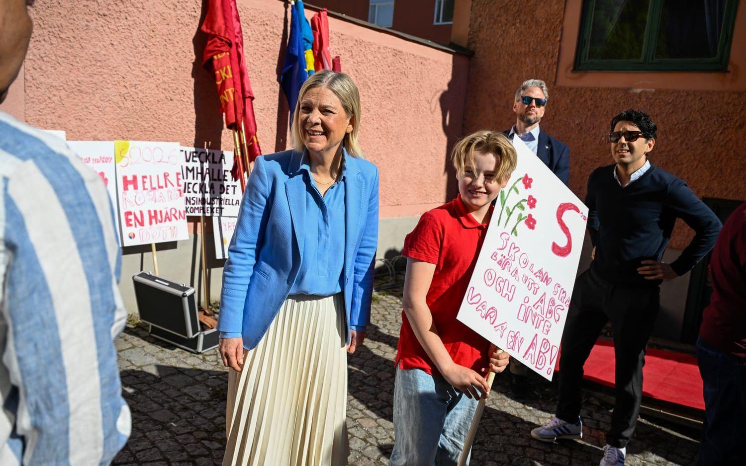 Socialdemokraternas partiledare Magdalena Andersson poserar med ungdomar från Socialdemokraternas ungdomsförbund SSU före partiets första maj-tåg i Sundbyberg.