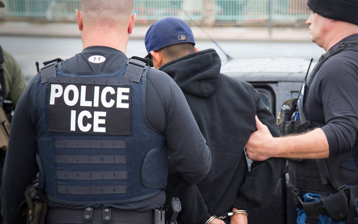 Federala poliser tillhörande US Immigration and Customs Enforcement (ICE) har slagit till mot papperslösa invandrare på flera platser. FOTO: Charles Reed/US Immigration and Customs Enforcement/AP