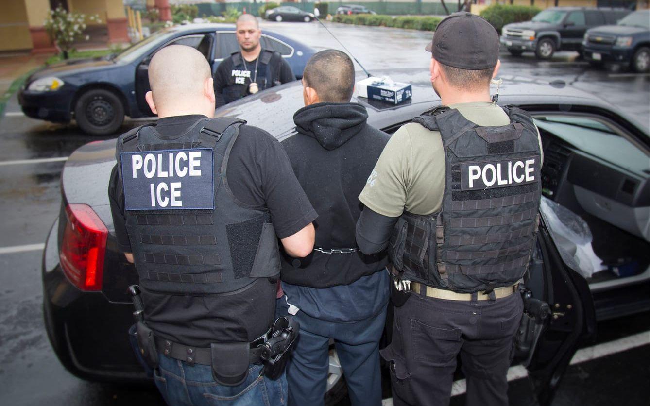 Federala poliser tillhörande US Immigration and Customs Enforcement (ICE) har slagit till mot papperslösa invandrare på flera platser. FOTO: Charles Reed/US Immigration and Customs Enforcement/AP