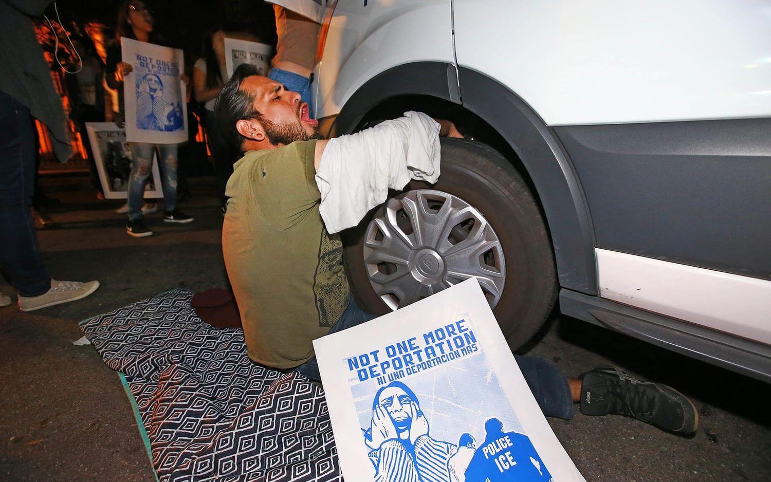 Guadalupe Garcia de Rayos har låsts in i en van som stoppats av demonstranter som fruktar att hon ska deporteras. Dramat utspelas utanför en Immigration and Customs Enforcement-anläggning i Phoenix, Arizona den 8 februari. FOTO: Rob Schumacher/The Arizona Republic/AP