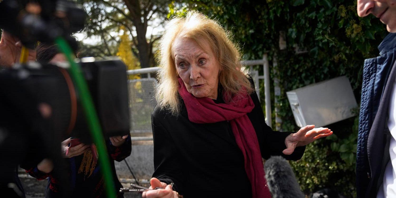 Nobelpristagaren i litteratur Annie Ernaux talar med media utanför sitt hem i Cergy-Pontoise, utanför Paris.