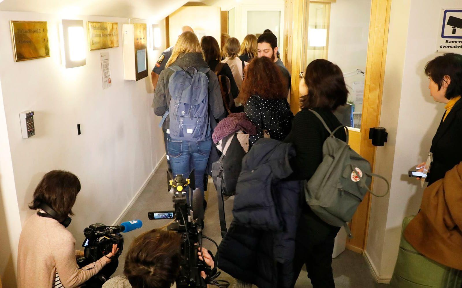 Journalister på vä in i rättegångssalen i Stockholms tingsrätt.Under tisdag förhörs Rakhmat  Akilov om sitt dåd i centrala Stockholm i fjol. Foto: Christine Olsson