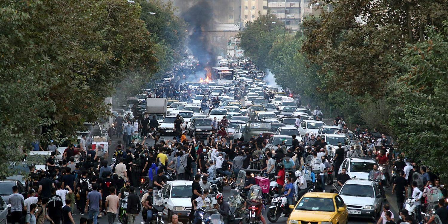 Att det är så mycket unga som protesterar är ett hårt slag mot regimen. Arkivbild på protester i Teheran den 21 september. 