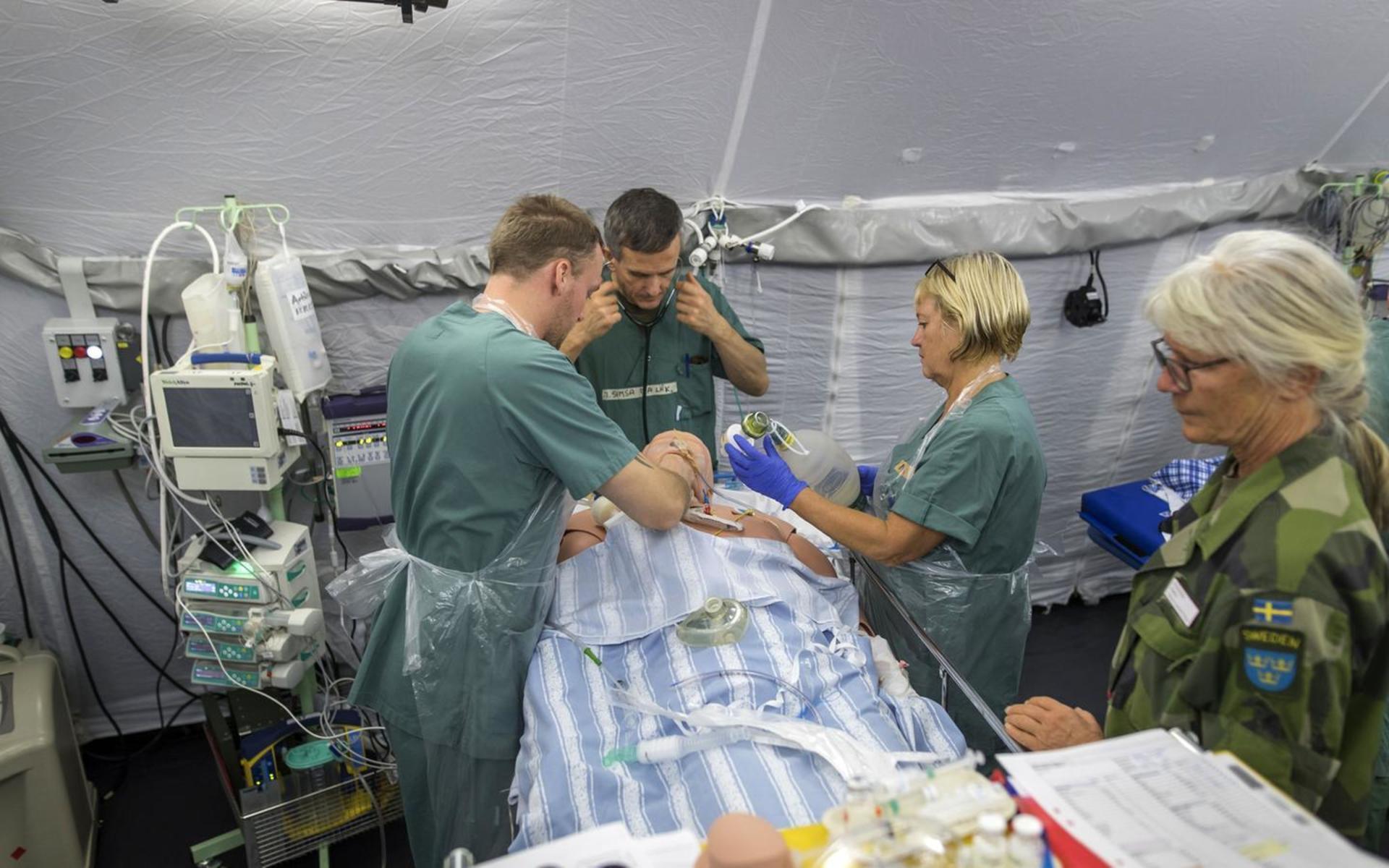 En skadad patient (docka) vårdades på fältsjukhusets intensivvårdsavdelning under övningen 2018.