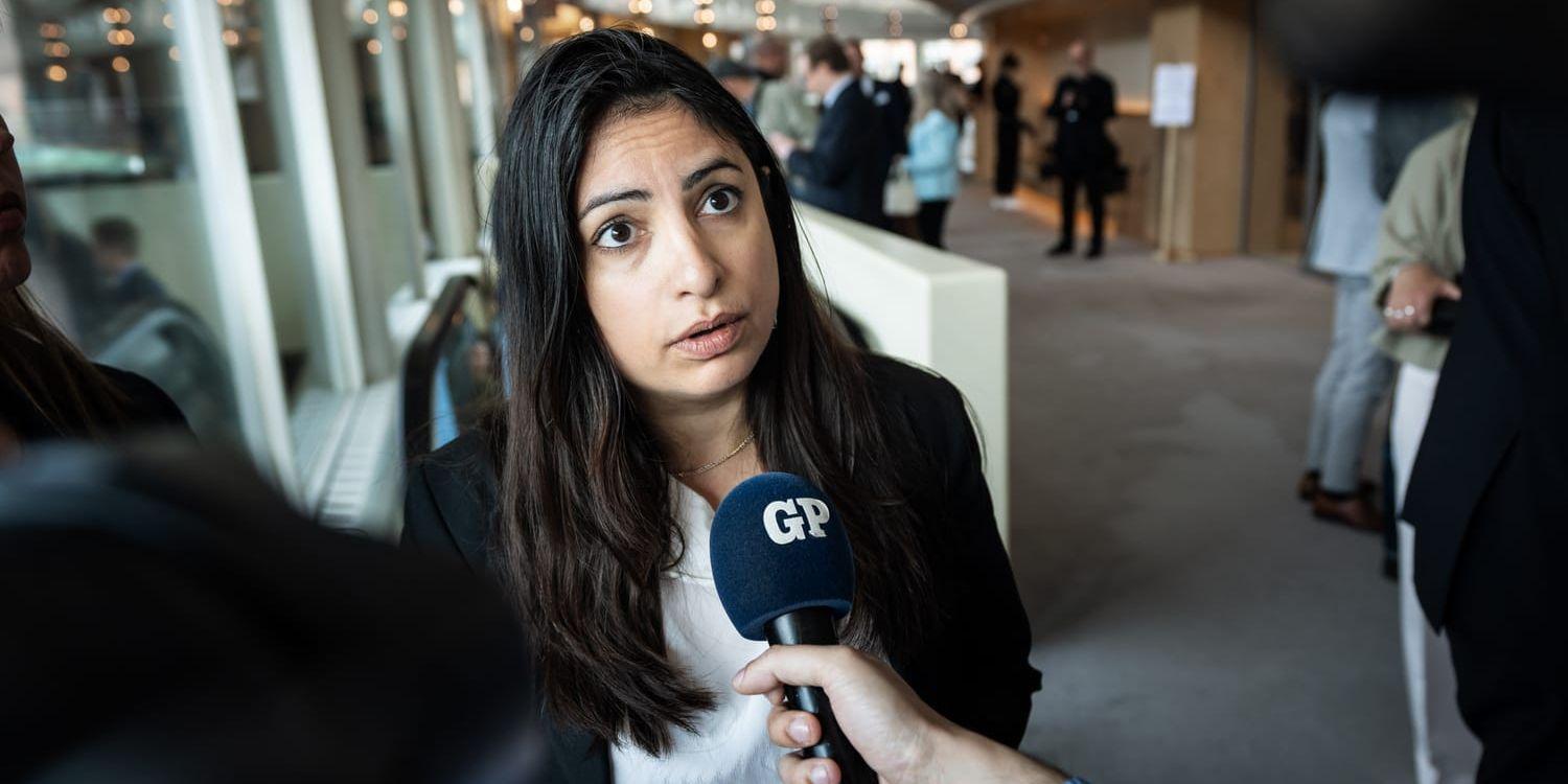 Vänsterpartiets Nooshi Dadgostar vid en GP-mikrofon. 