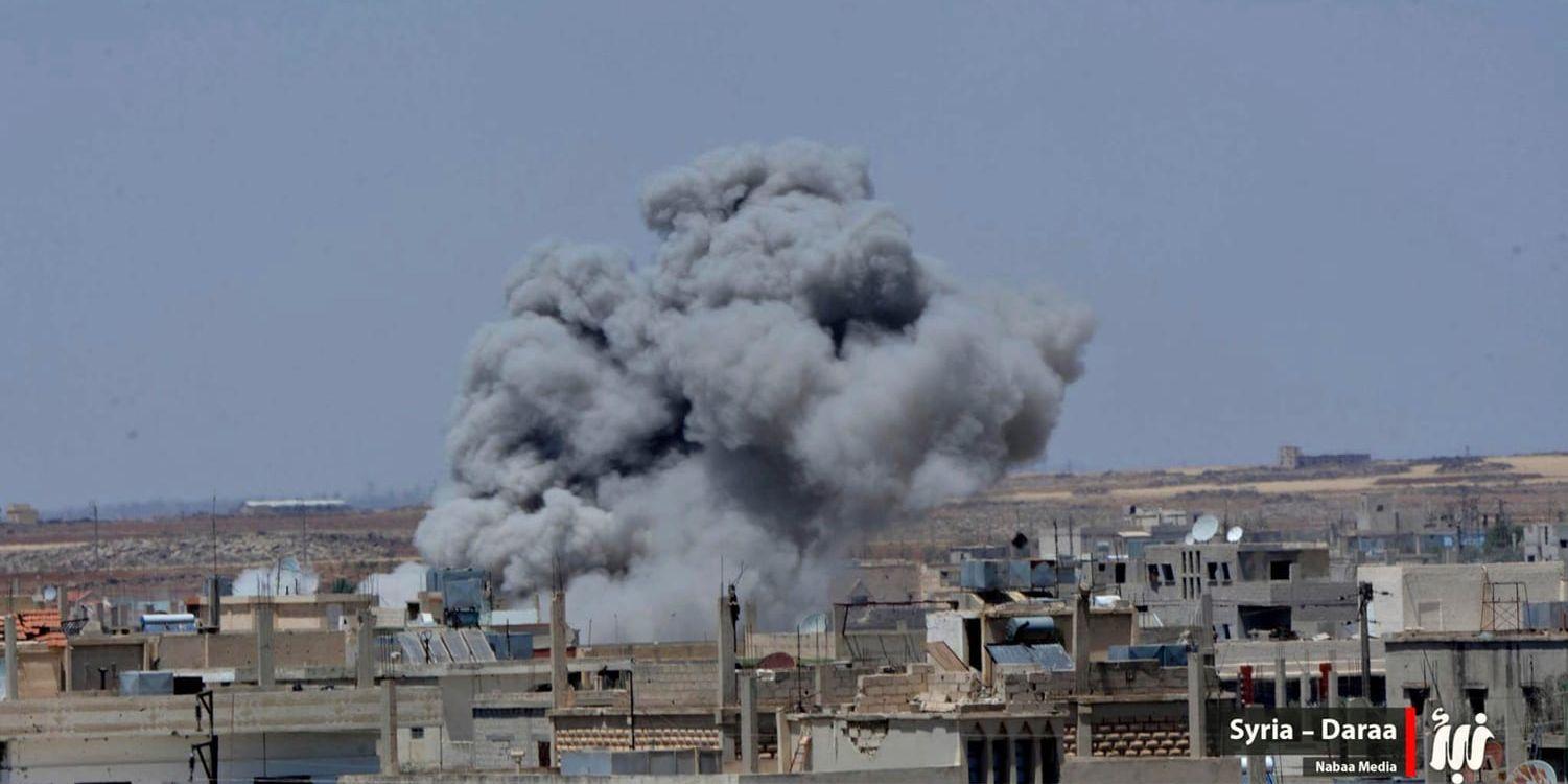 Rök över Daraa efter ett av regeringsstyrkornas anfall i tisdags.