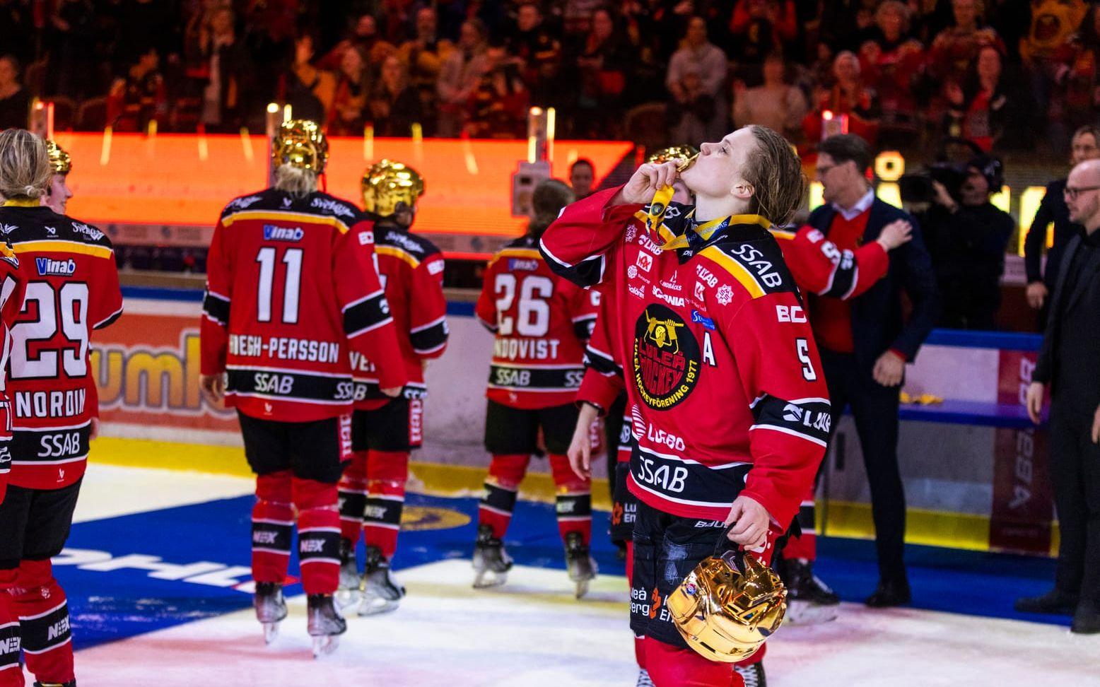 Johanna Fällman kysser medaljen efter SM-guldet 2023. Arkivbild.