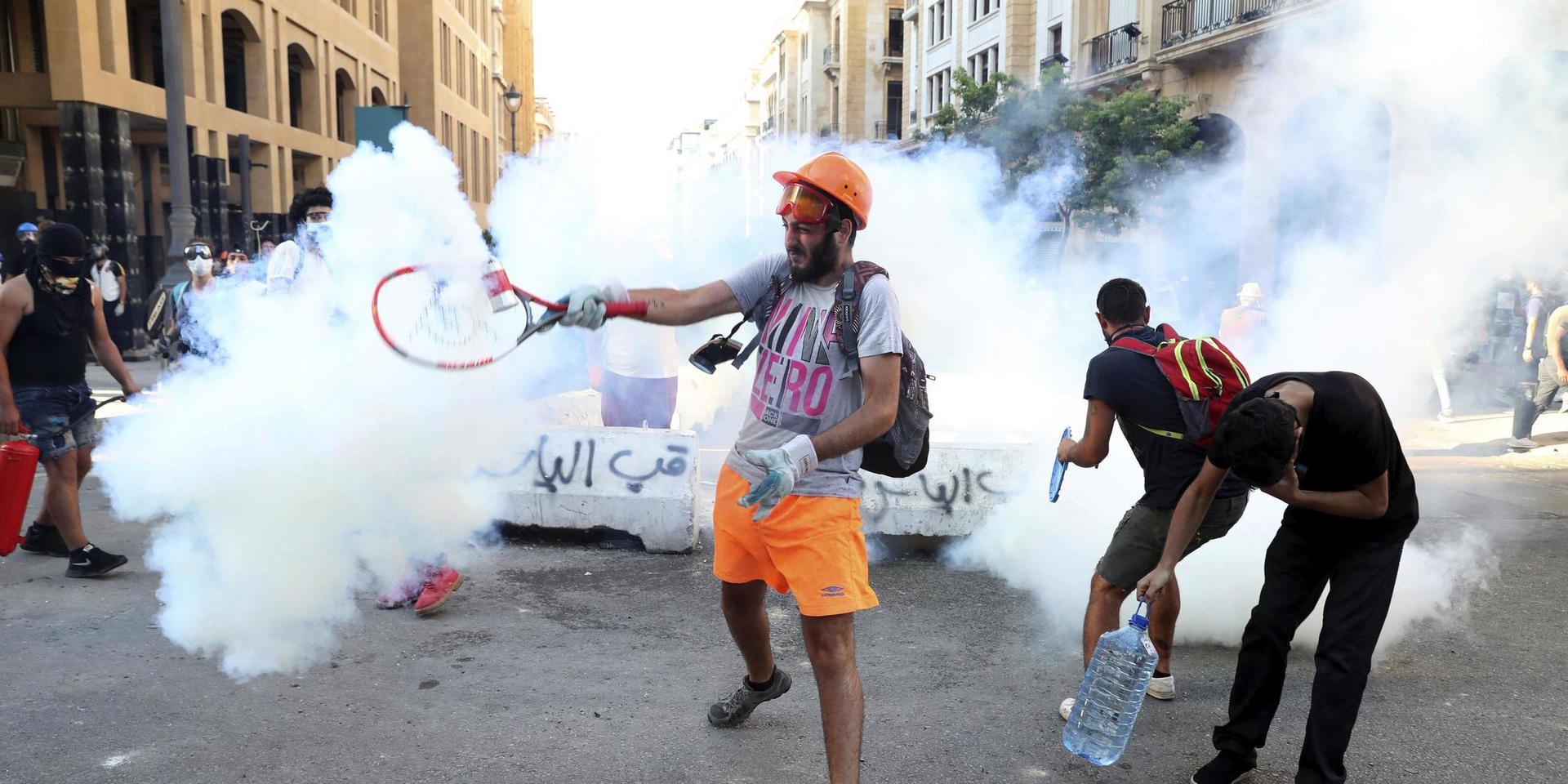 Kring parlamentsbyggnaden i Beirut rasar på måndagen gatustrider för tredje dagen i rad.