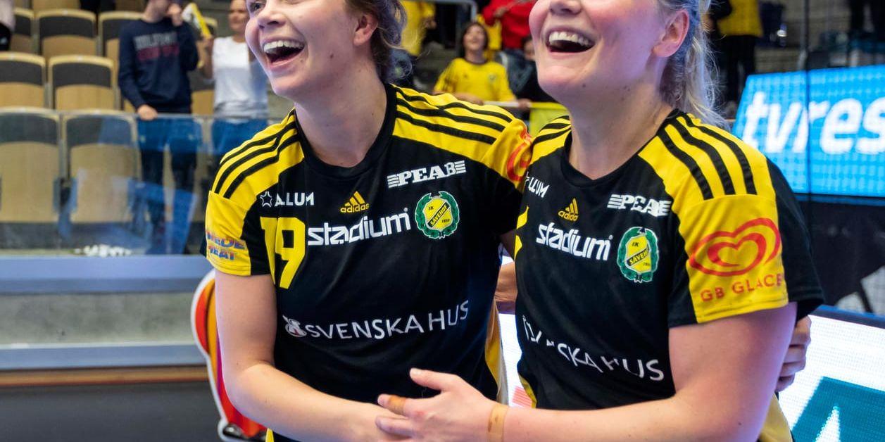 Olivia Mellegård, till vänster, fortsätter i Sävehof en säsong till. Ida Odén lade av efter årets SM-guld. Arkivbild.