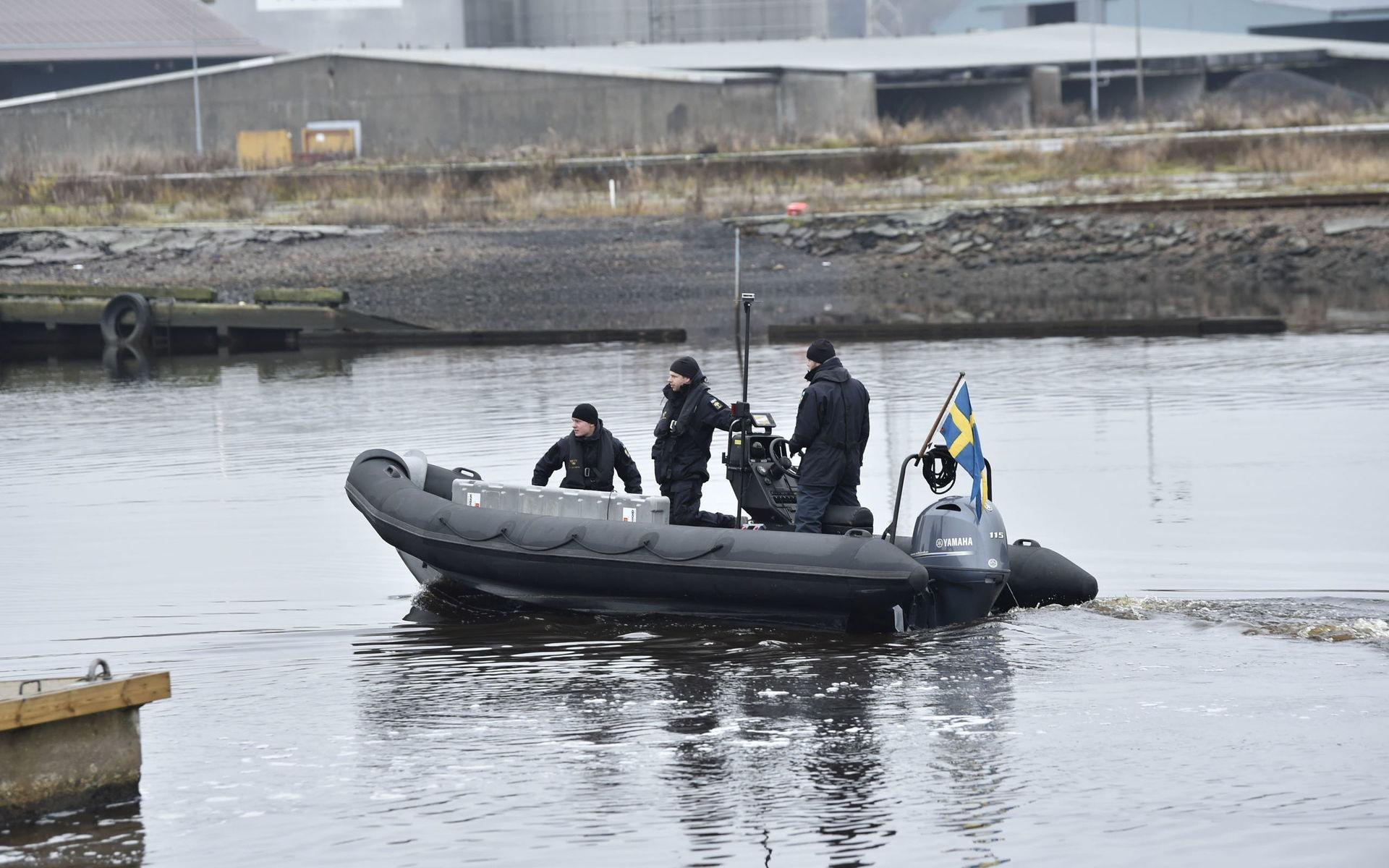 Röjdykare från Skredsviksbasen deltar i sökinsatsen efter Wilma Andersson.