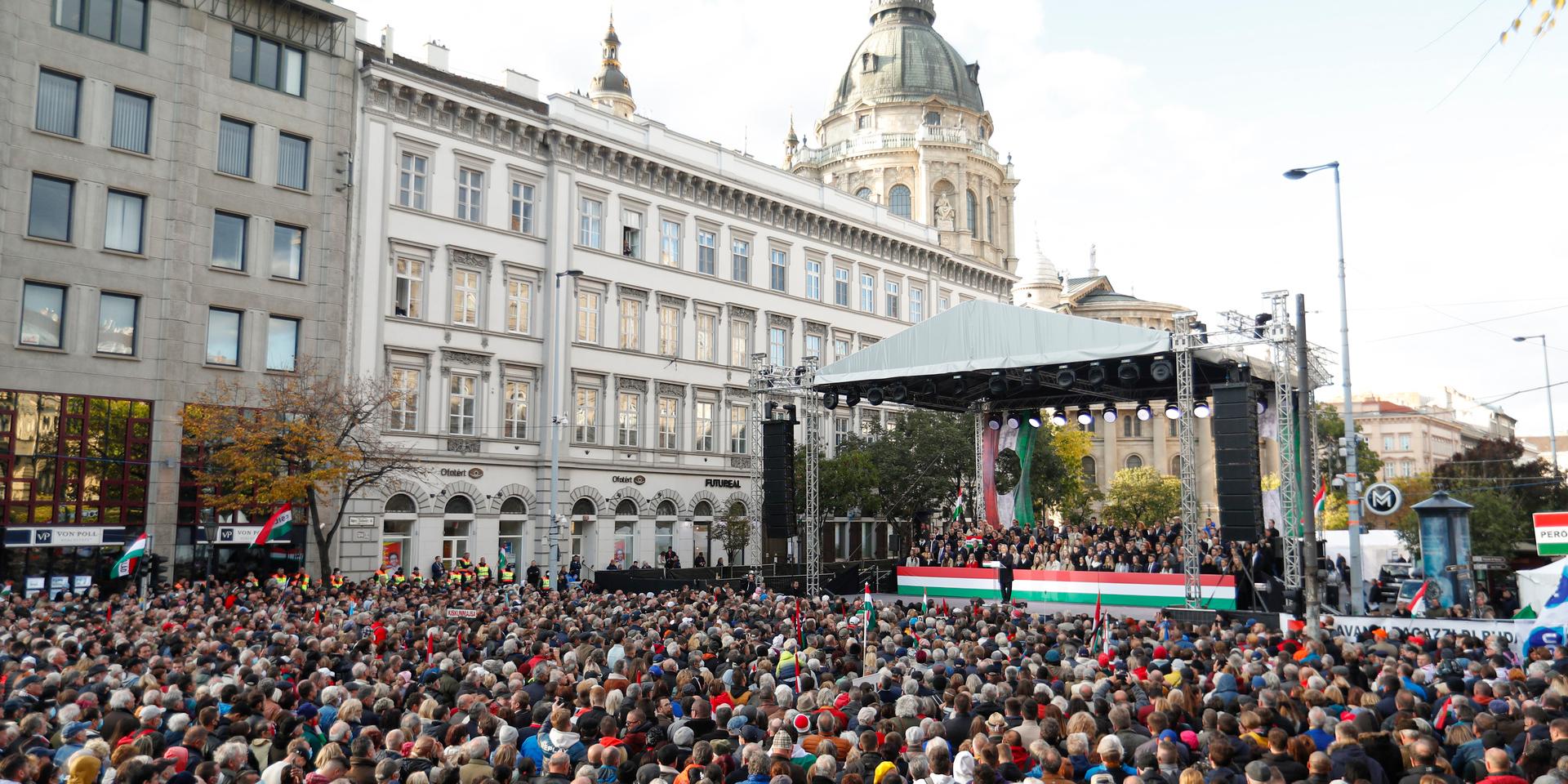 Ungerns premiärminister Viktor Orbán samlade tiotusentals anhängare på gatorna i huvudstaden Budapest på lördagen. Budapestborna manifesterade också årsdagen av Ungern-upproret 1956.