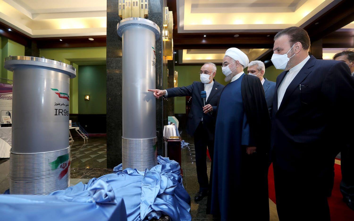 Irans president Hassan Rouhani, tvåa från höger, och  Irans kärnenergichef Ali Akbar Salehi längst bort i bild.
