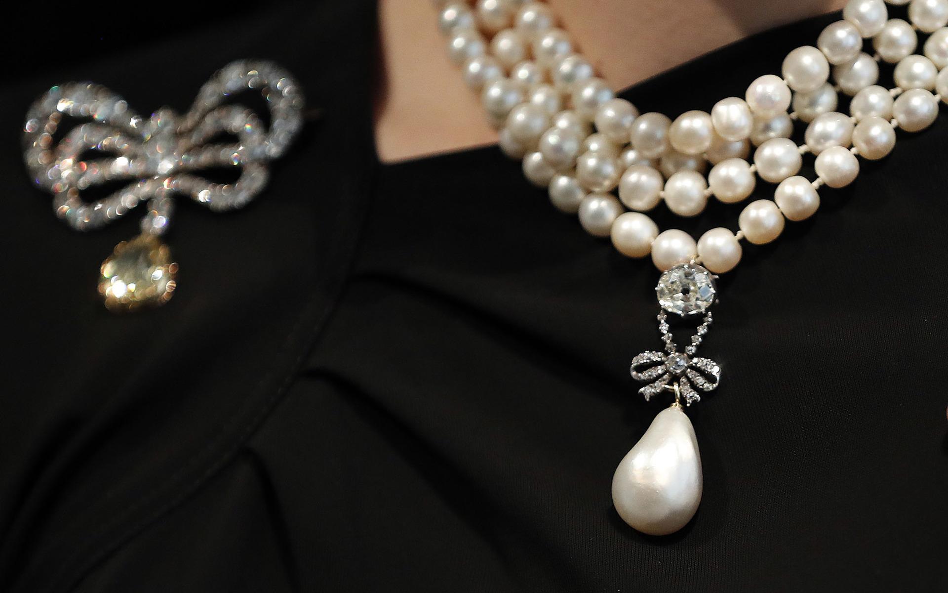 Marie Antoinettes brosch och halsband.