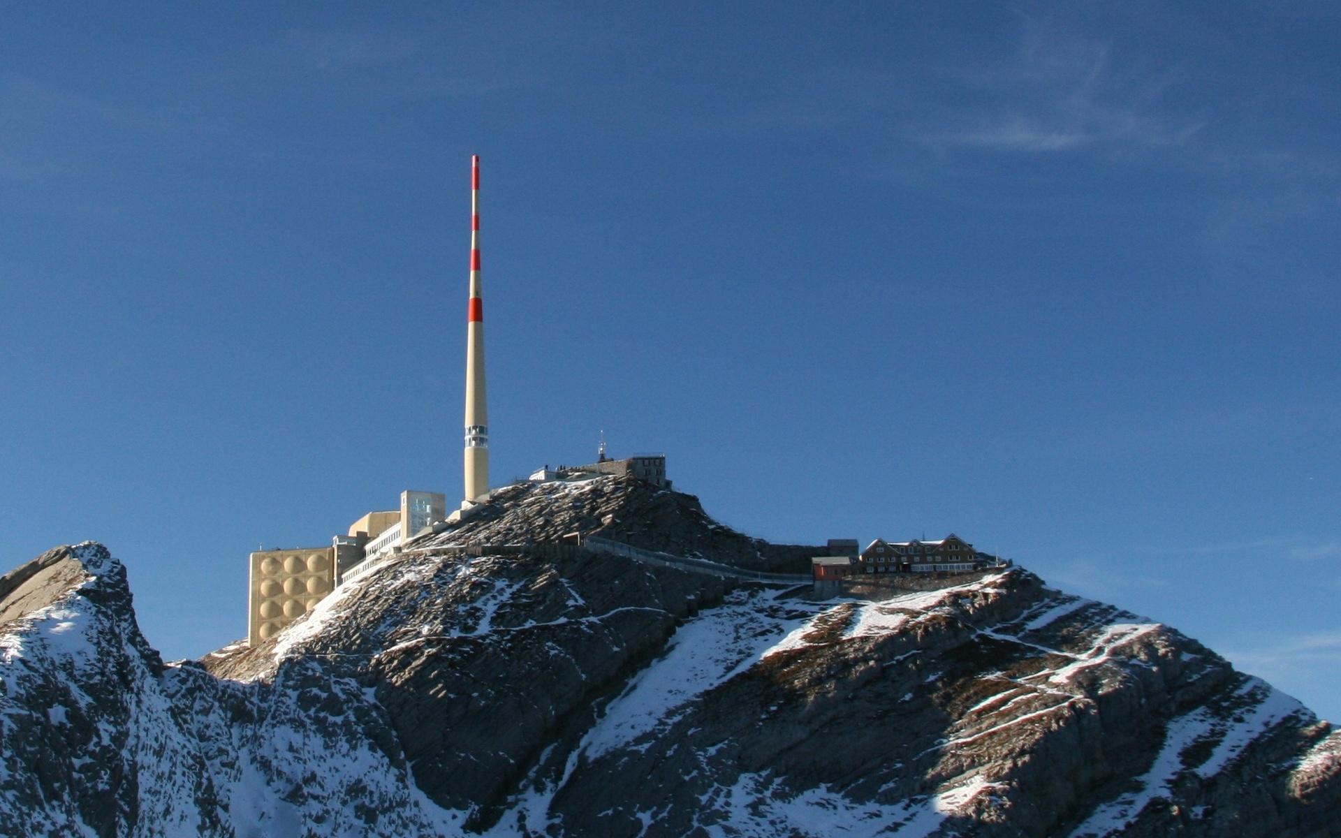 Konstruktionen kommer att byggas intill sändningstornet på bergstoppen Säntis. 