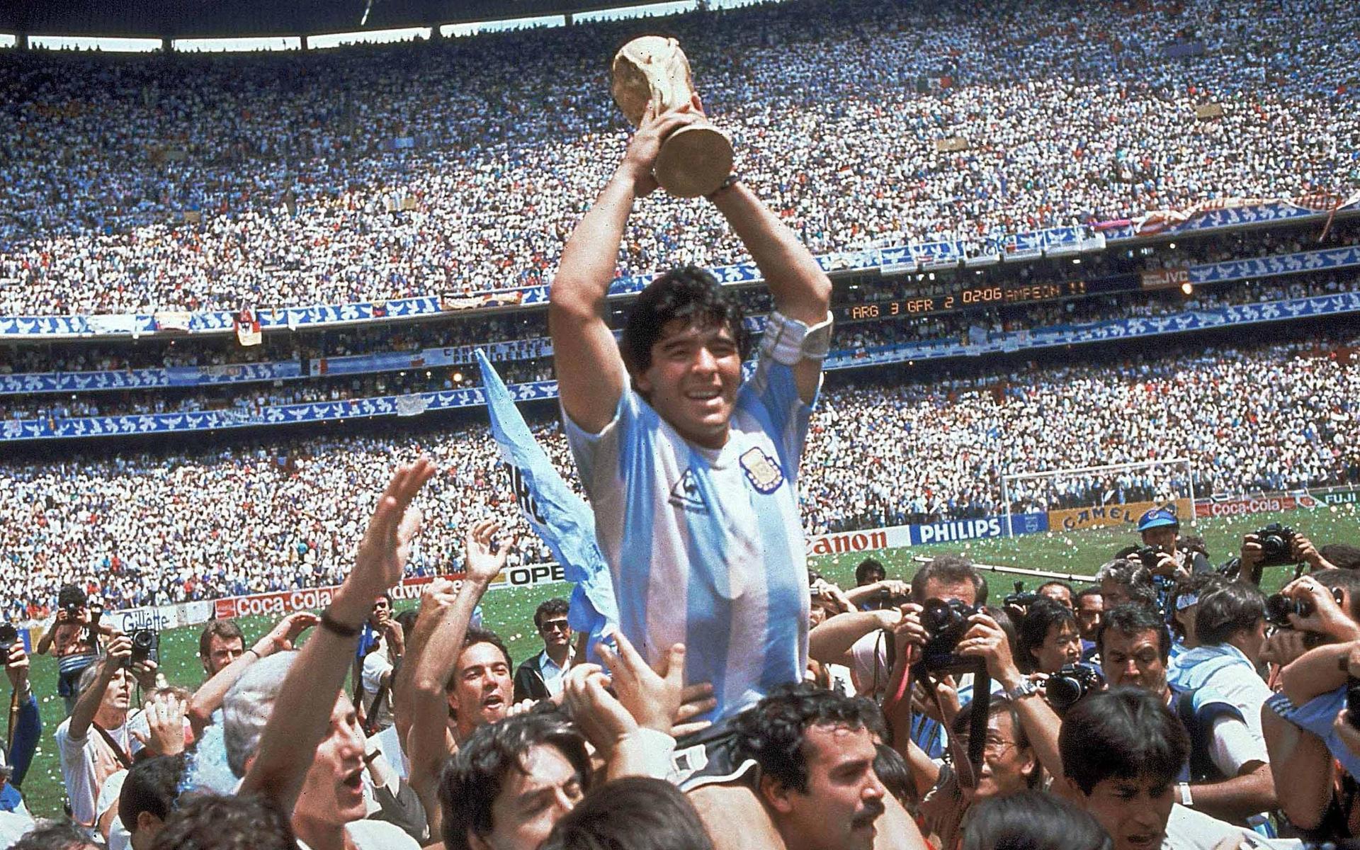 Diego Maradona firar VM-vinsten för Argentina i Mexico City 1986. 