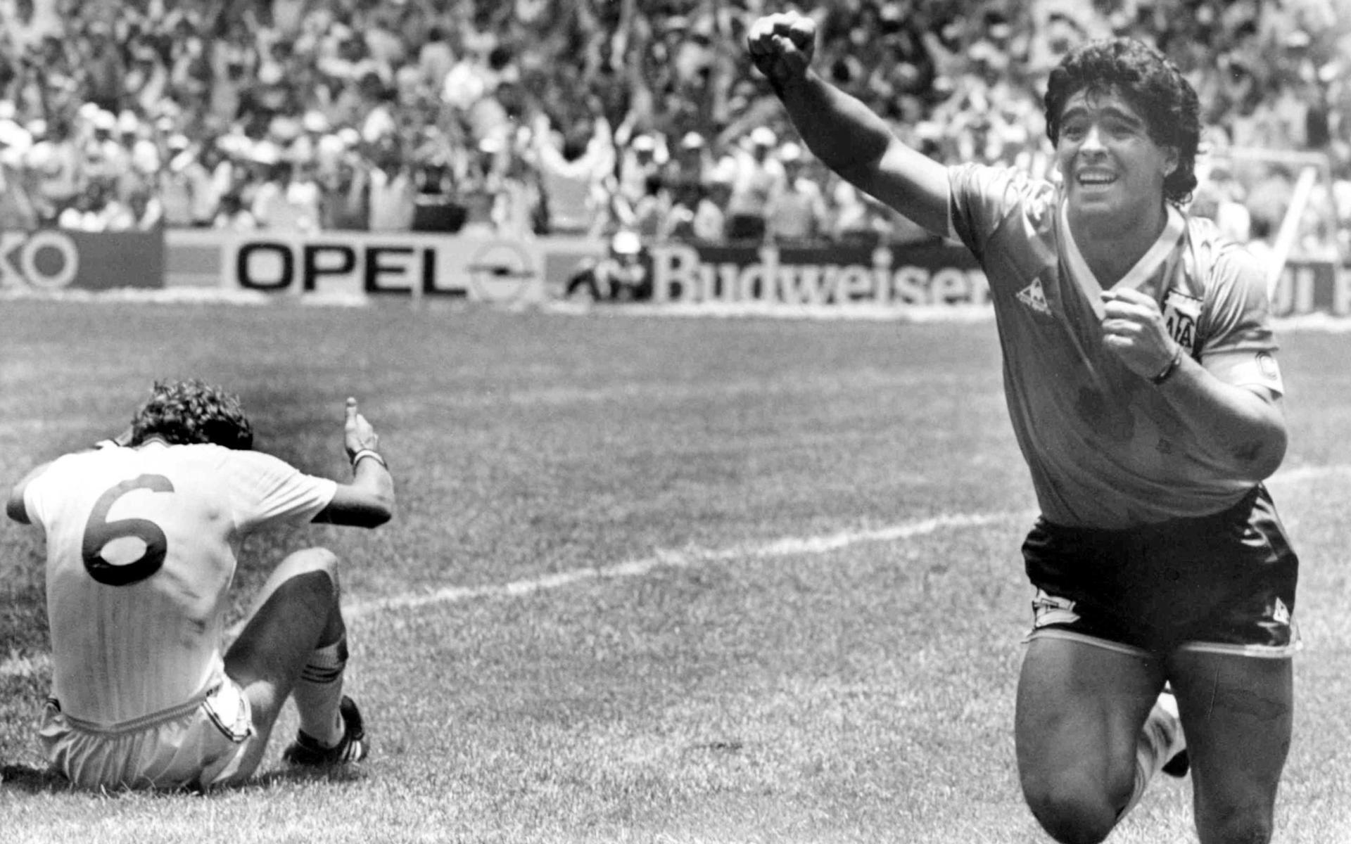 Maradona springer vinstvarv efter vinsten mot England 1986.