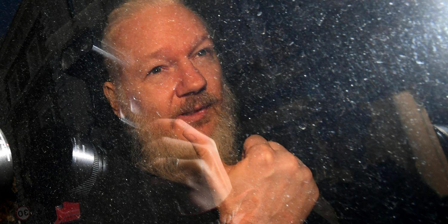 Julian Assange, grundaren av Wikileaks, gör tummen upp medan han anländer till domstolen i London efter sin arresteringen från Ecuadors ambassad.