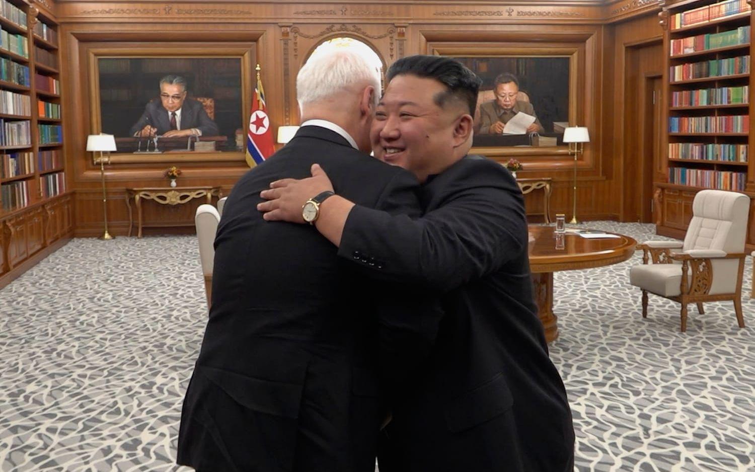 Kim Jong-Un (till höger) distanserar sig från grannen i syd, och vänder sig mer mot stormakterna Kina och Ryssland. Bilden är tagen ur en video då den ryske försvarsministern Andrej Belousov (till vänster) kom på besök i Pyongyang i slutet av april. 