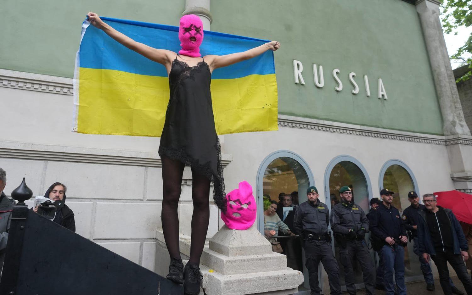 Pussy Riot och Femen-aktivister protesterar utanför Ryska paviljongen på Venedigbiennalen.