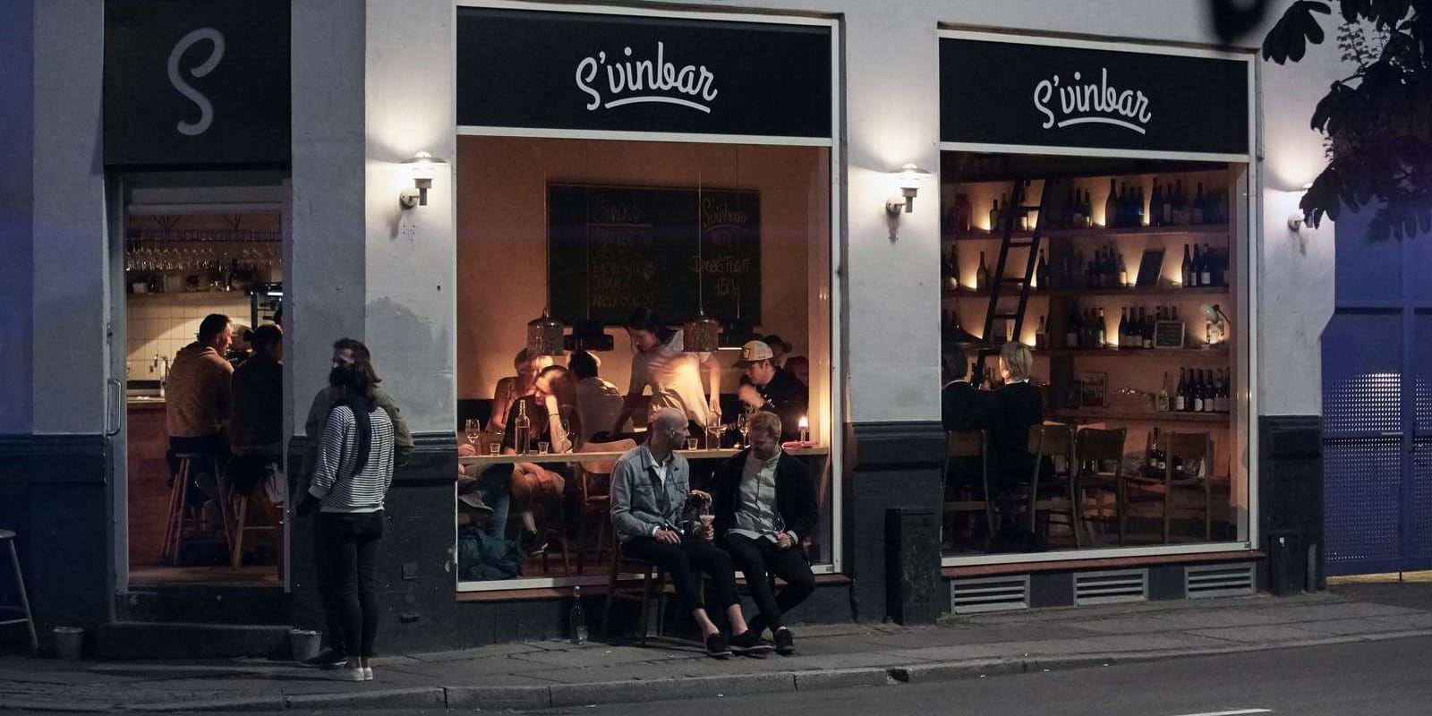 Århus har ett brett utbud av barer, pubar och kaféer, som till exempel populära S’Vinbar (bilden) i utkanten av det latinska kvarteret.