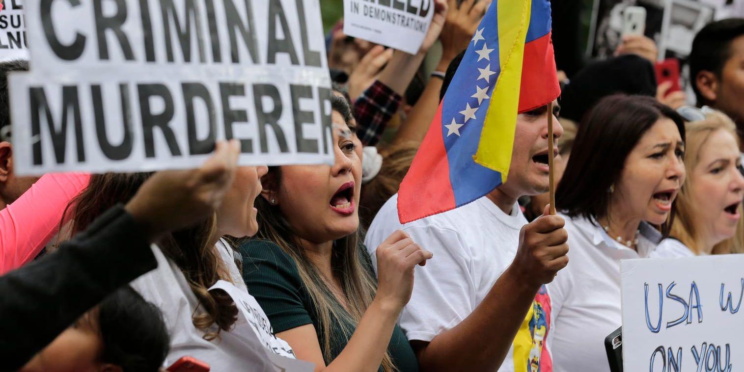 Demonstranter protesterar utanför FN:s högkvarter i New York samtidigt som den venezuelanske presidenten höll sitt anförande på torsdagen.