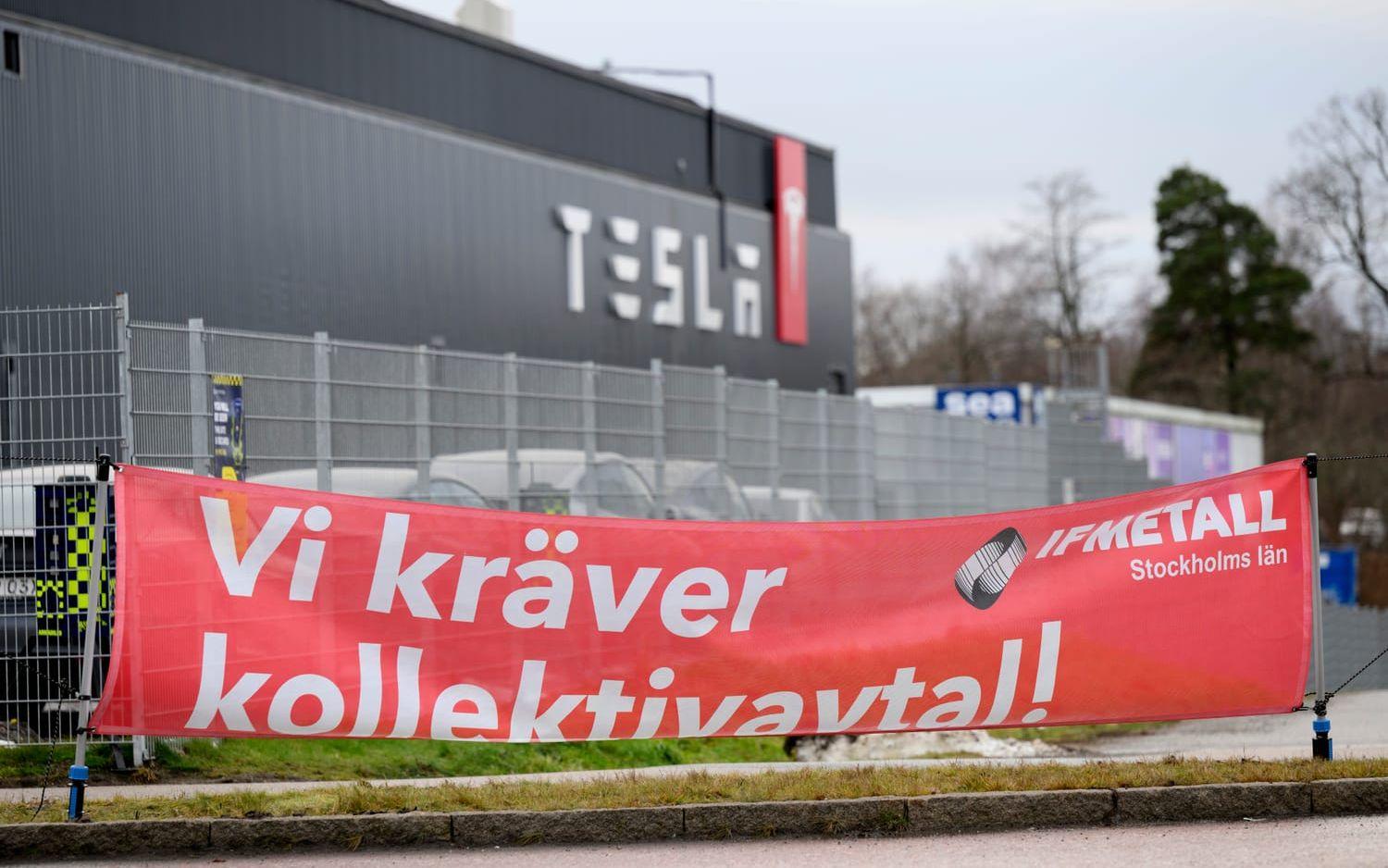 Strejkskylt utanför Teslas Servicecenter i Segeltorp. Arkivbild.