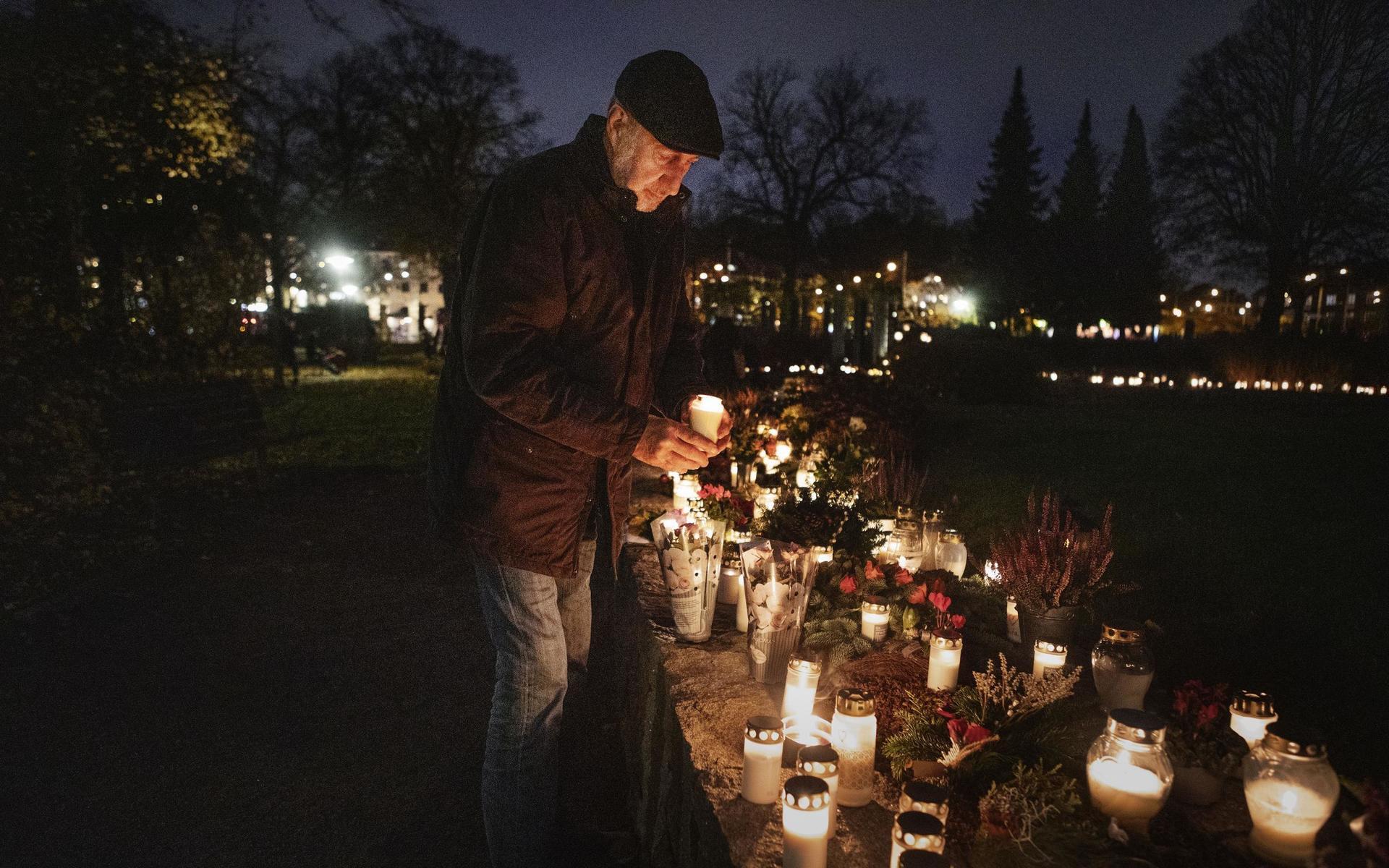 Krister Hallberg tänder ett ljus i minneslunden på Östra kyrkogården för sin fru Marie, som gick bort för två år sedan.