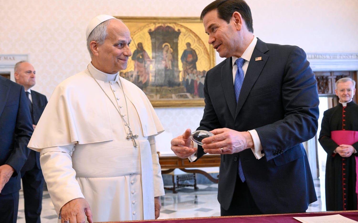 Påve Leo XIV utbyter gåvor med USA:s utrikesminister Marco Rubio i påvens privata bibliotek i Vatikanen. 