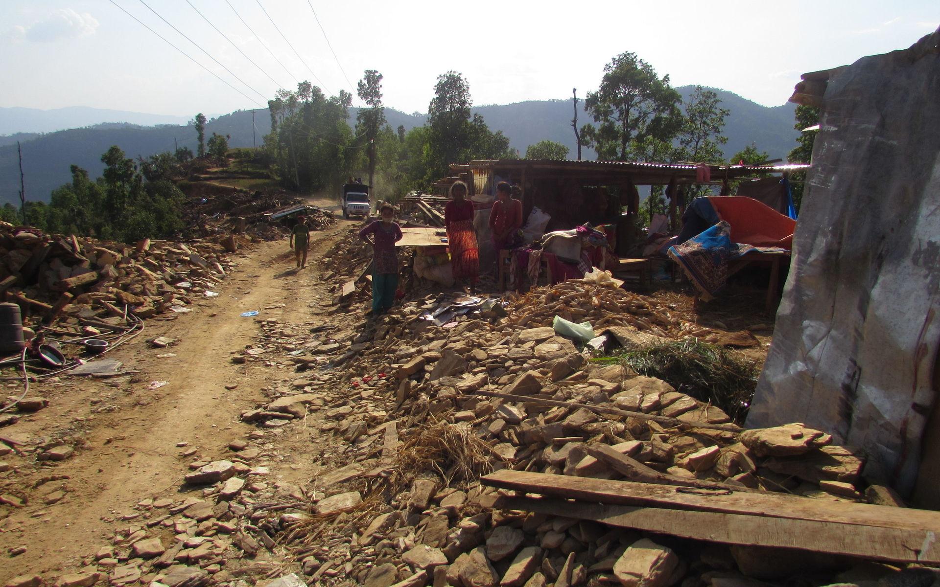 Under jordbävningen var det tusentalshus som kollapsade. Bland annat i byn Pipaldanda där 44 människor dog.
