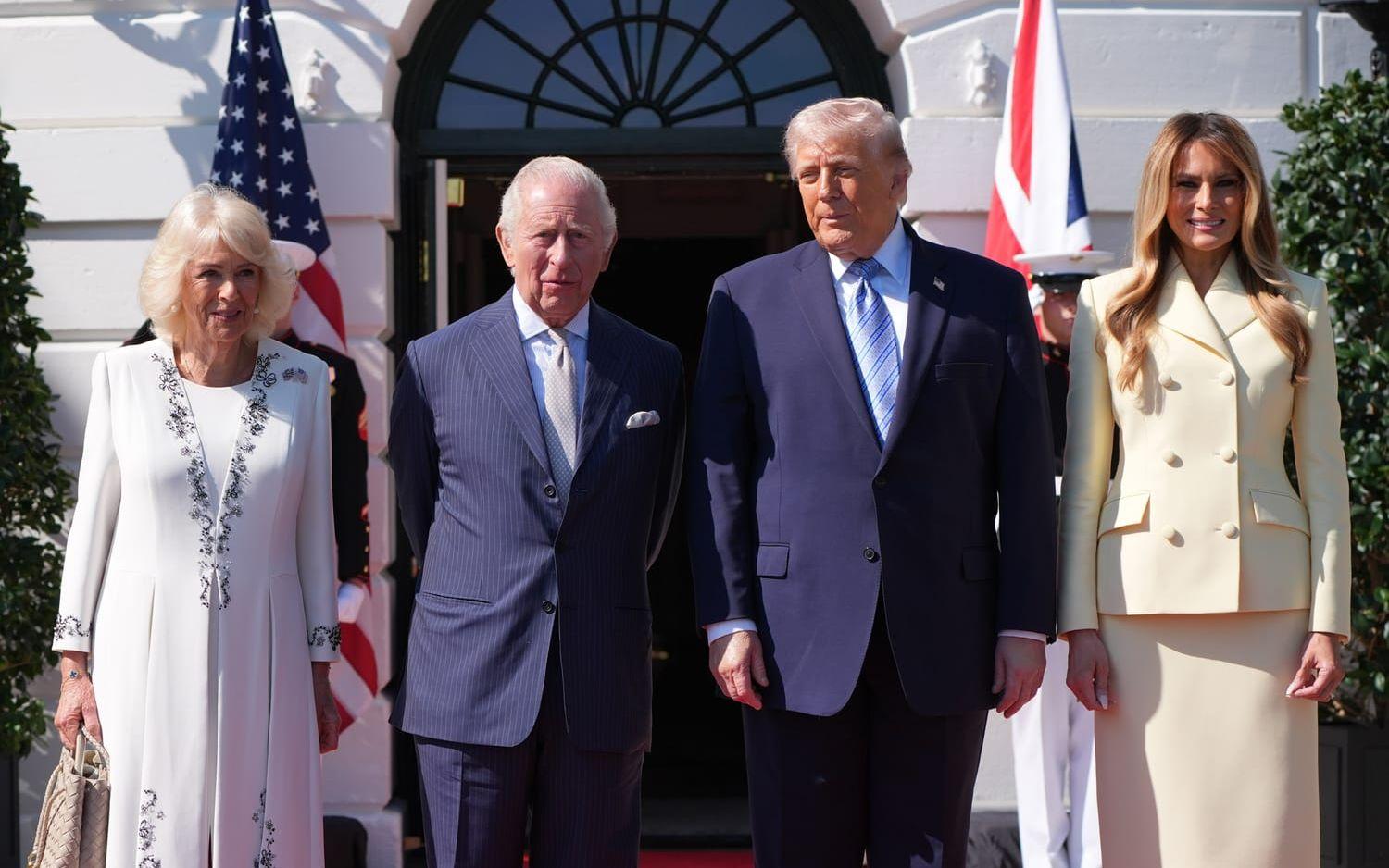 President Donald Trump och presidentfrun Melania Trump välkomnar kung Charles och drottning Camilla vid Vita huset.