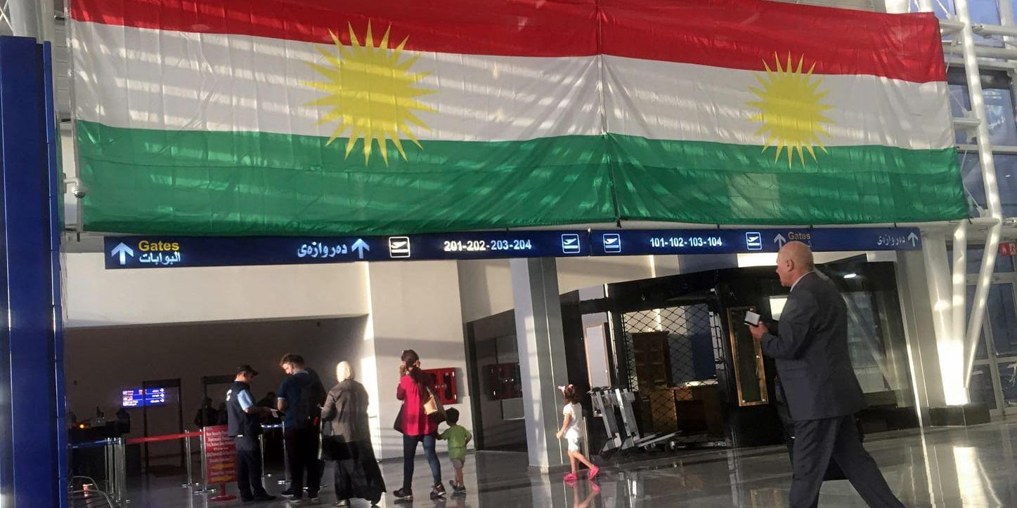 En kurdisk flagga på den internationella flygplatsen i Arbil.