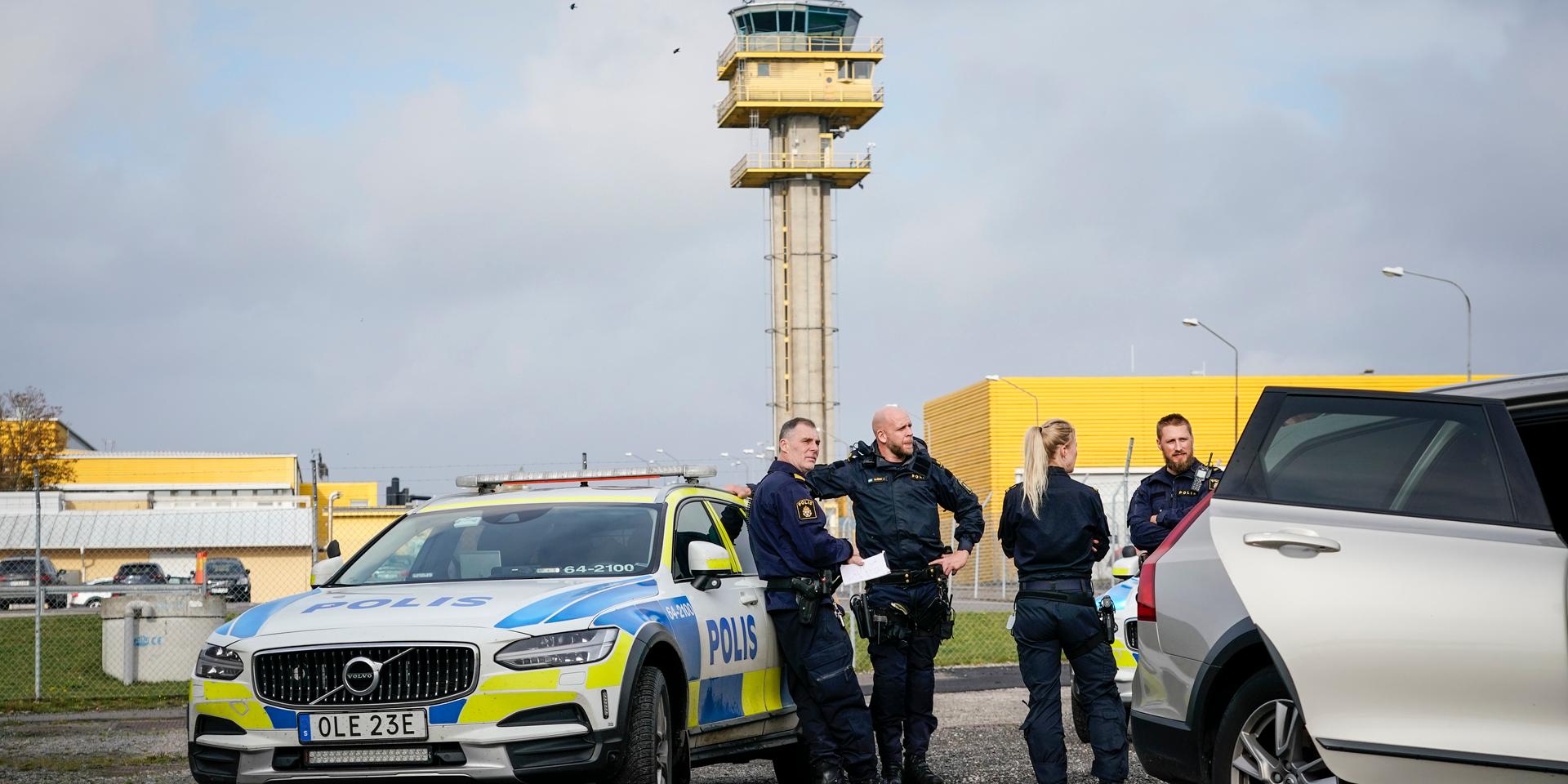 Polis på plats på Malmö flygplats efter att en obehörig person tagit sig in på landningsbanan. Personen, enligt polisen en 57-årig kvinna, är nu misstänkt för luftfartssabotage. Enligt klimatrörelsen Extinction Rebellion hade en aktivist limmat fast sig på landningsbanan för att stoppa flygtrafiken.
