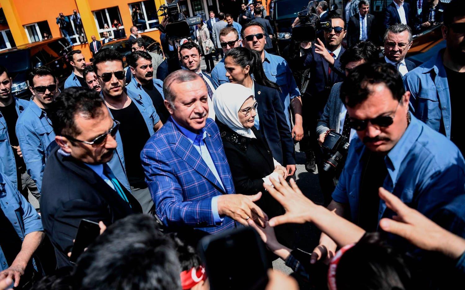 Erdogan med sin fru Emine. Inför folkomröstningen hade Erdogan ett stort övertag i form av medieutrymme. Bild: TT
