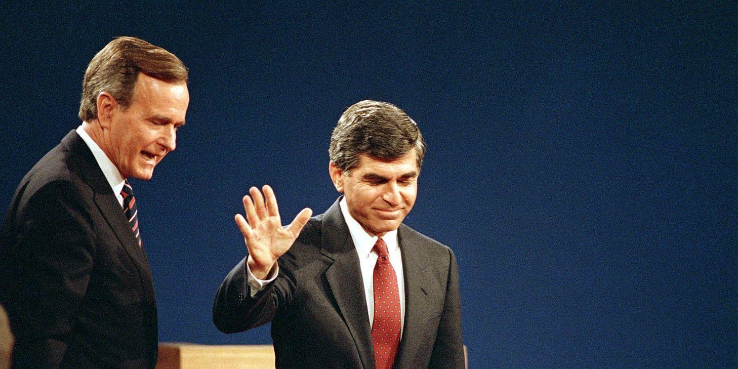 I presidentvalet 1988 försökte demokraten Michael Dukakis hålla sig från smutskastningar. Det visade sig inte vara ett vinnande koncept. George Bush, till vänster i bild, och hans republikanska part vann det valet.