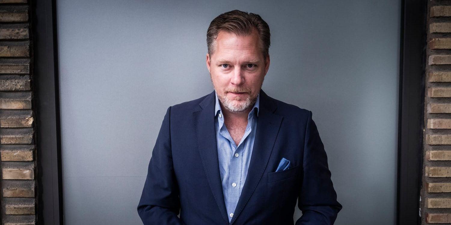 Günther Mårder i blå kavaj och kammat hår. 