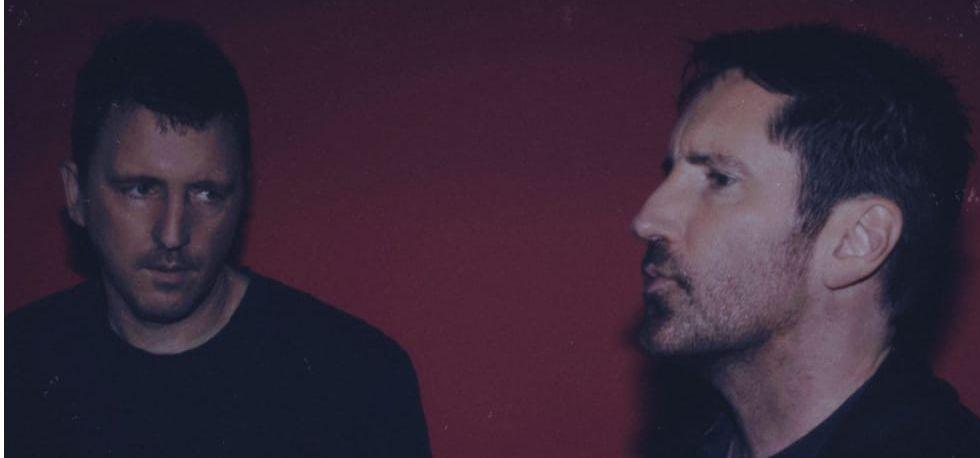 Gruppbild på bandet i skum belysning