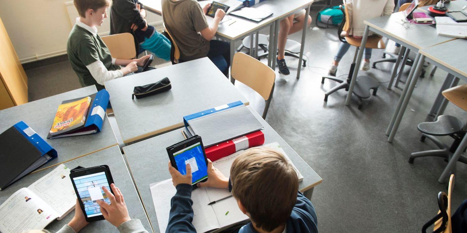 Digital matteundervisning hos klass 7e på Mälarhöjdens skola där eleverna räknar med hjälp av appar och spel. Arkivbild.
