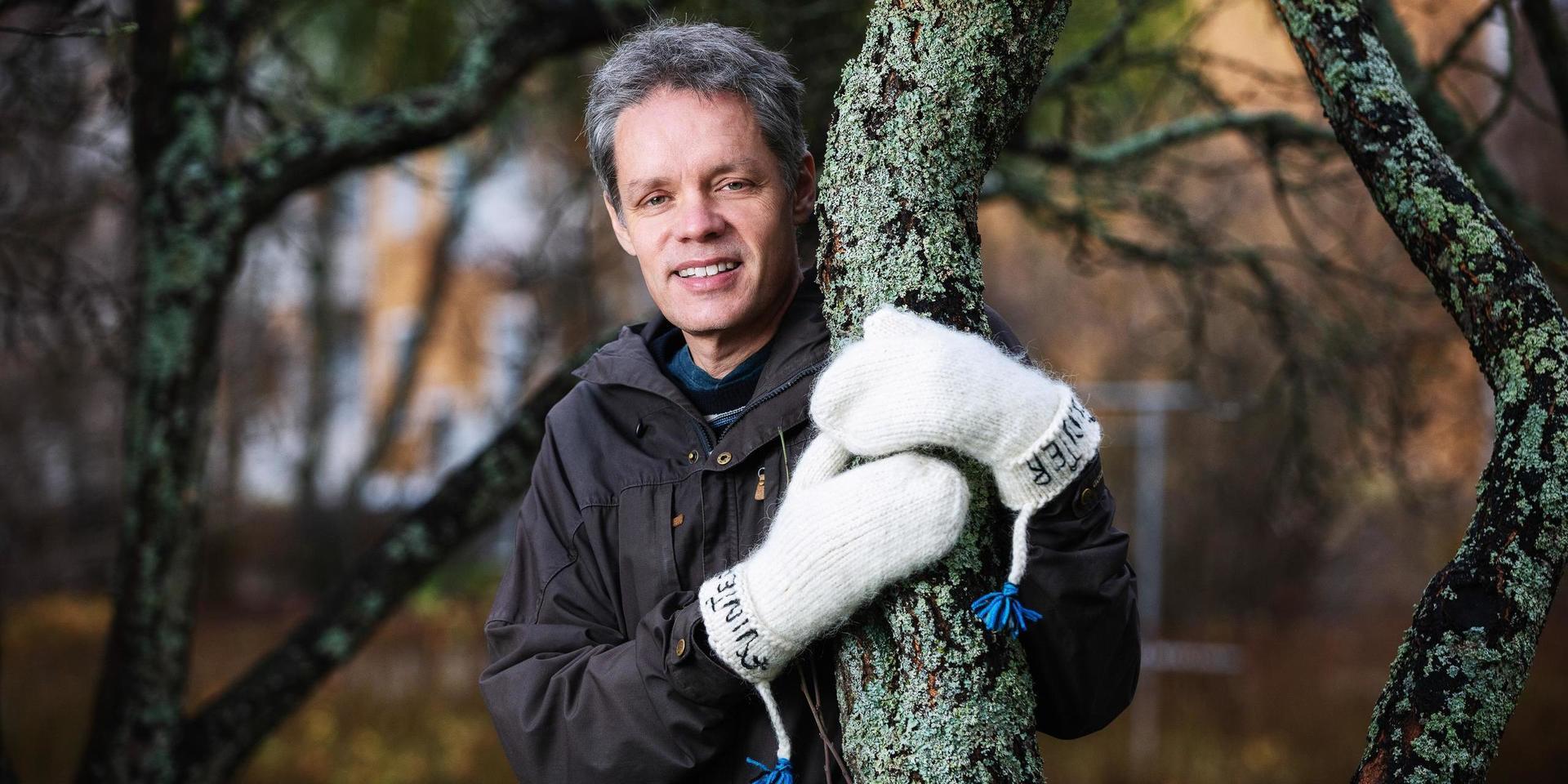 Fysikprofessorn Ulf Danielsson i tjocka ullvantar. Poserar vid ett träd inför sin medverkan i P1 Sveriges Radios Vinter i P1.