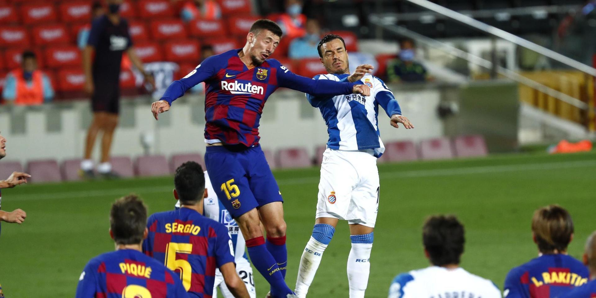 Barcelonas Clément Lenglet i närkamp med Espanyols Raúl de Tomas på Camp Nou på onsdagskvällen.