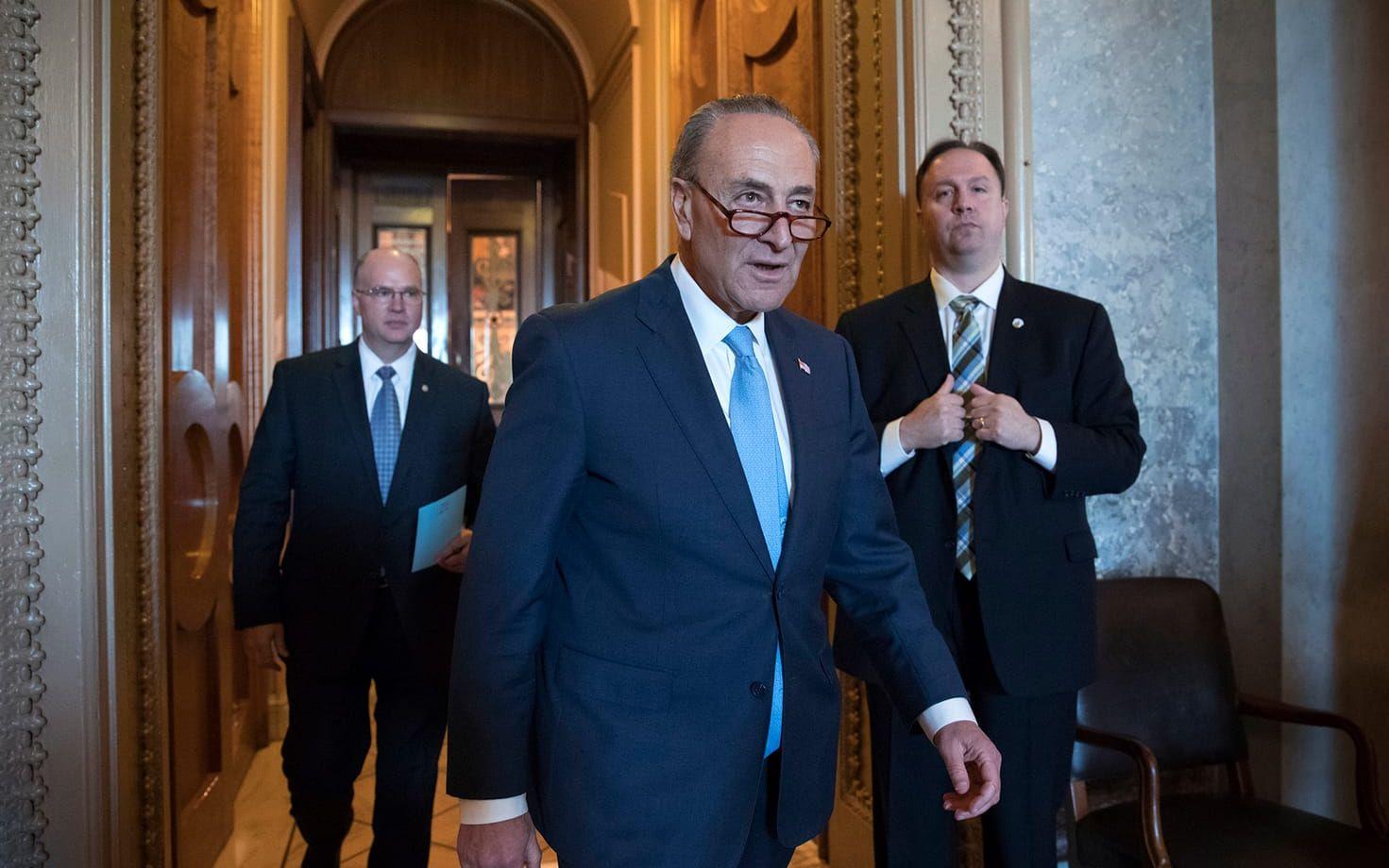Chuck Schumer, Demokraternas minoritetsledare i senaten, som säger att tillsättandet av en särskild åklagare är "väldigt välbehövligt", och säger att Mueller "är rätt slags typ" för en sådan. FOTO: AP

