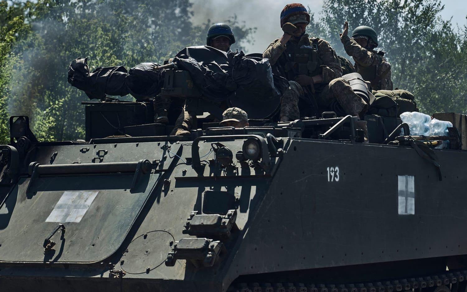 Ukrainska soldater vid fronten i Zaporizjzja-regionen i början av juli i år.