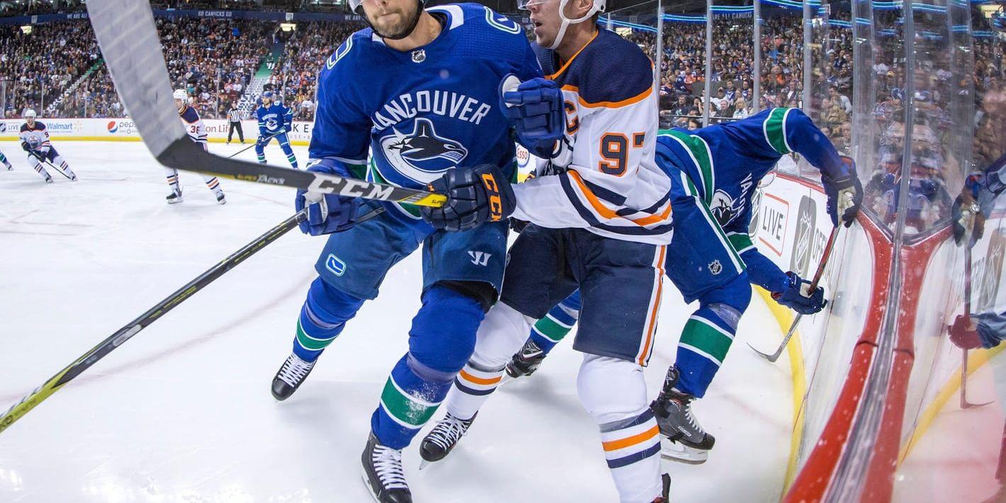 Vancouvers Alexander Edler, till vänster, blir borta från NHL-ishockey i fyra–sex veckor. Arkivbild.