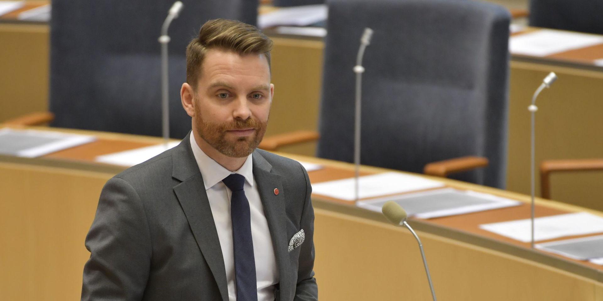 27 år gammal valdes Hans Linde in i riksdagen för Vänsterpartiet. Hans plats blev i utrikesutskottet där det mestadels satt erfarna politiker. &apos;Jag lade ner väldigt mycket tid på att alltid vara väl förberedd&apos;, säger han.