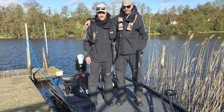 Bröderna och sportfiskarna Tobbe och Mikael Westerberg arrangerar en gäddfisketävling på sjön Lygnern under lördagen för att samla in pengar till Barncancerfonden. Bild: Privat